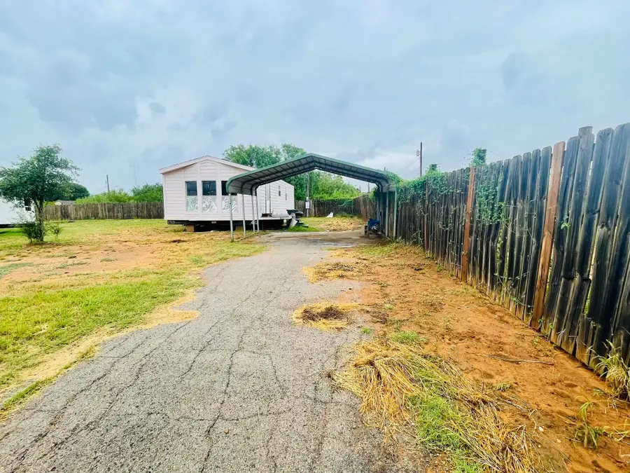 108 Hugo St., Dilley, TX 78017 - #2