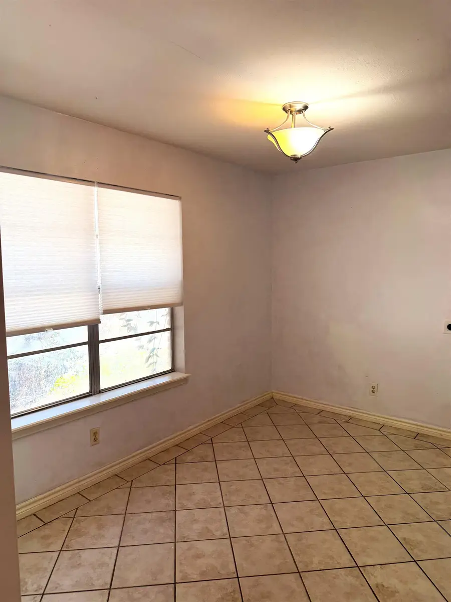 5302 Springfield Ave, Laredo, TX 78041 - #3