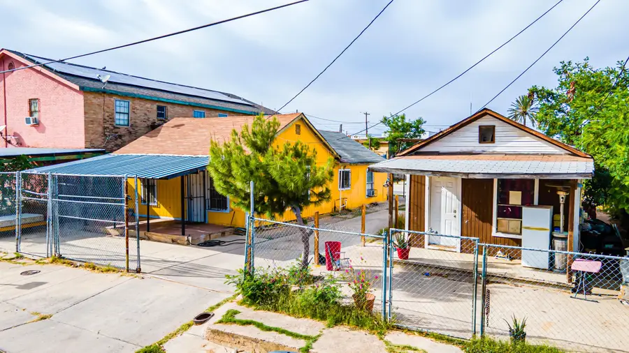 404 E Musser St, Laredo, TX 78040 - #3