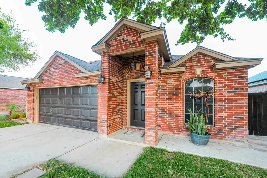 907 Palafox Dr, Laredo, TX 78045 - #2