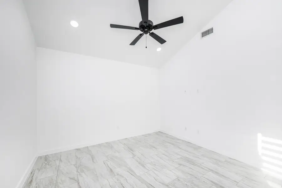 3911 Casa Blanca Lake Rd, Laredo, TX 78041 - #3