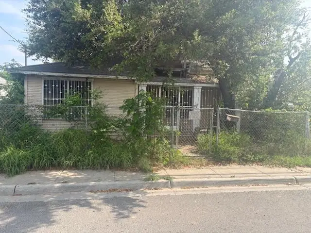 905 Chihuahua St, Laredo, TX 78040 - #1