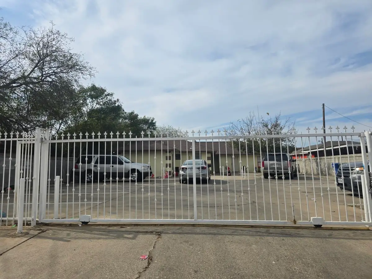 2016 S India Ave, Laredo, TX 78046 - #1