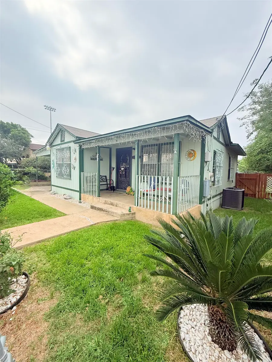 111 E Gustavus St, Laredo, TX 78040 - #2