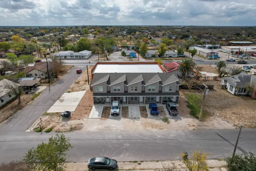 1100 W Houston St, Carrizo Springs, TX 78834 - #2
