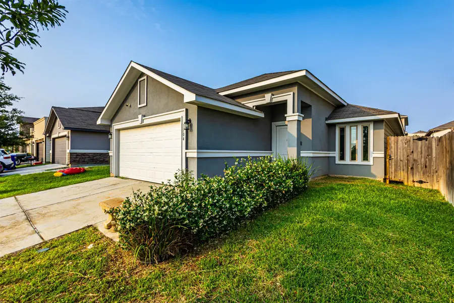 1704 Brownwood St., Laredo, TX 78046 - #3