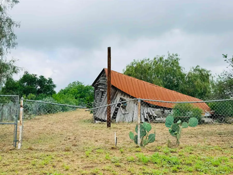 1307 Miraflores Ave, Zapata, TX 78076 - #3