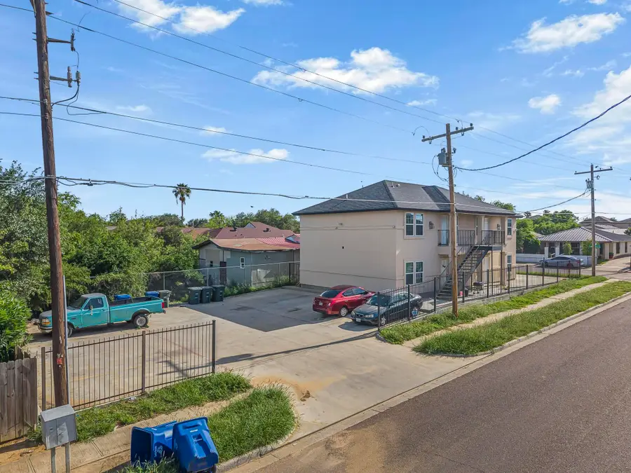 3301 S Louisiana Ave, Laredo, TX 78046 - #2