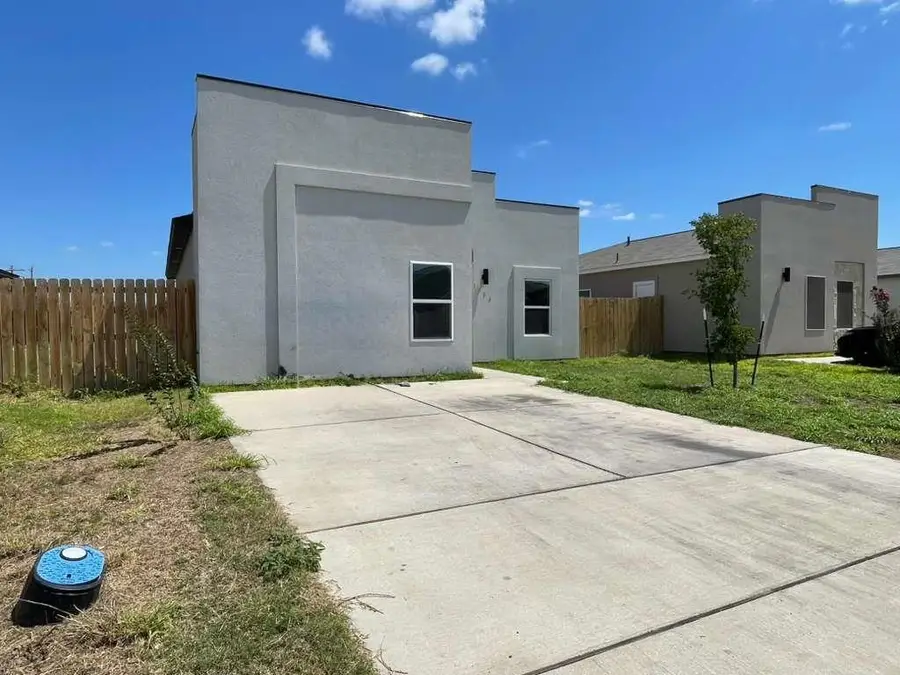 1504 Estudiantes Dr., Laredo, TX 78046 - #3