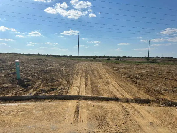 6902 Molinos Dr, Lardo, TX 78046