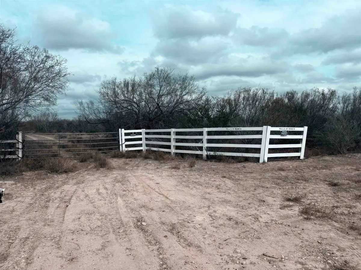 3354 E Texas State Highway 44, Encinal, TX 78019 - #1