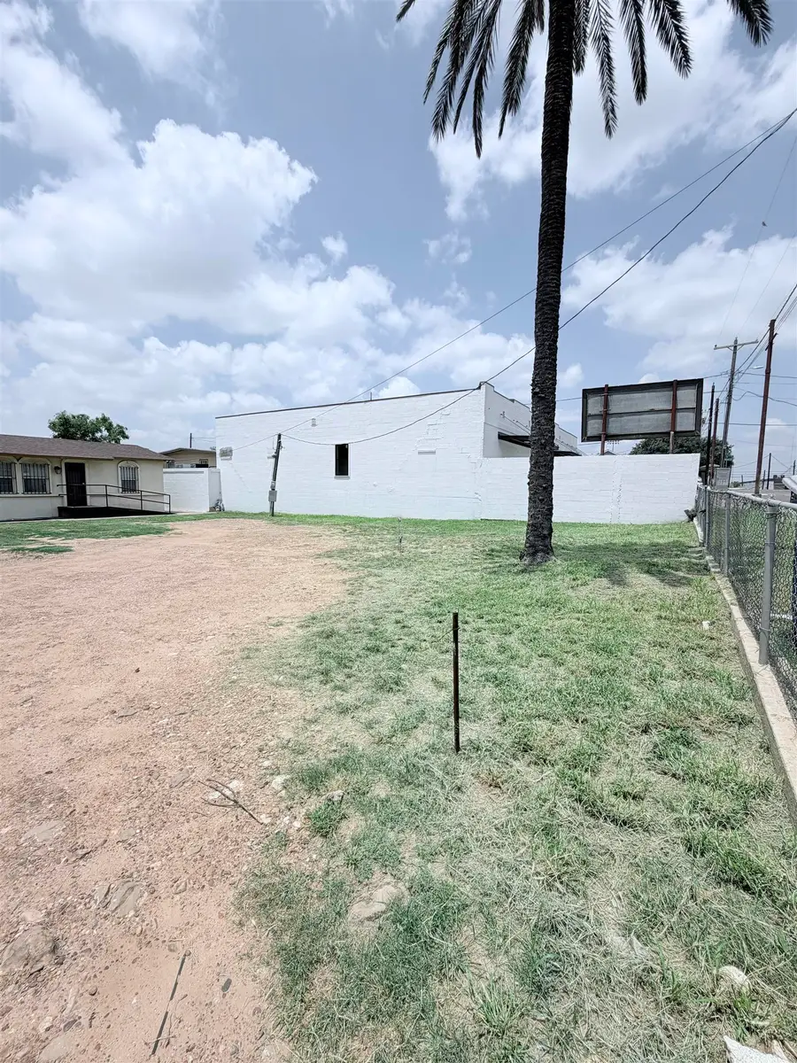 405 E Gustavus St, Laredo, TX 78040 - #3