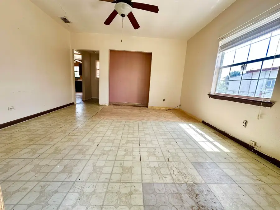 606 E North Ave, Hebbronville, TX 78361-0000 - #3