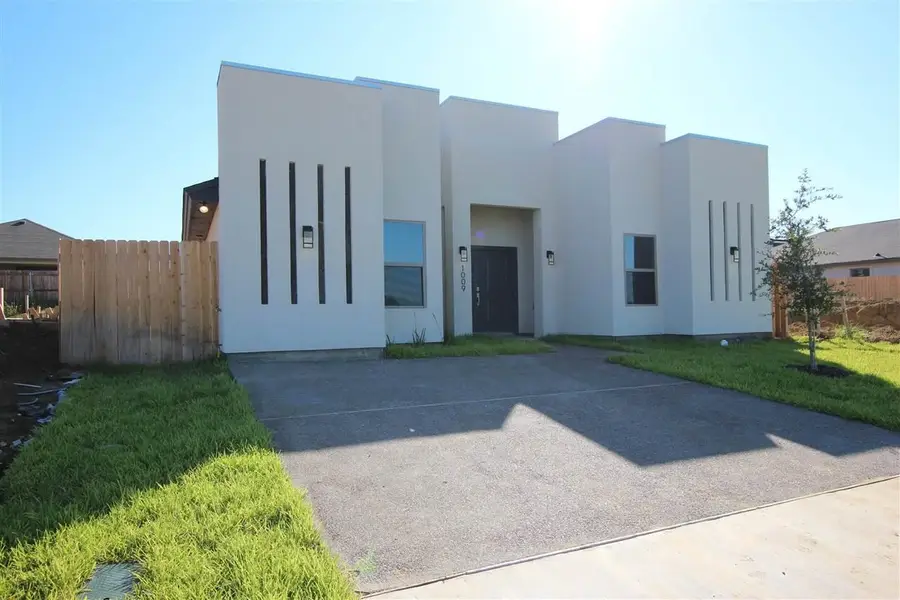 1009 La Muralla St, Laredo, TX 78046 - #2