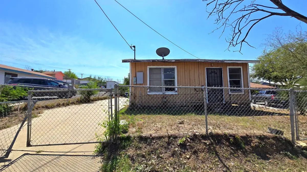 605 Lyon St, Laredo, TX 78040-5249 - #1