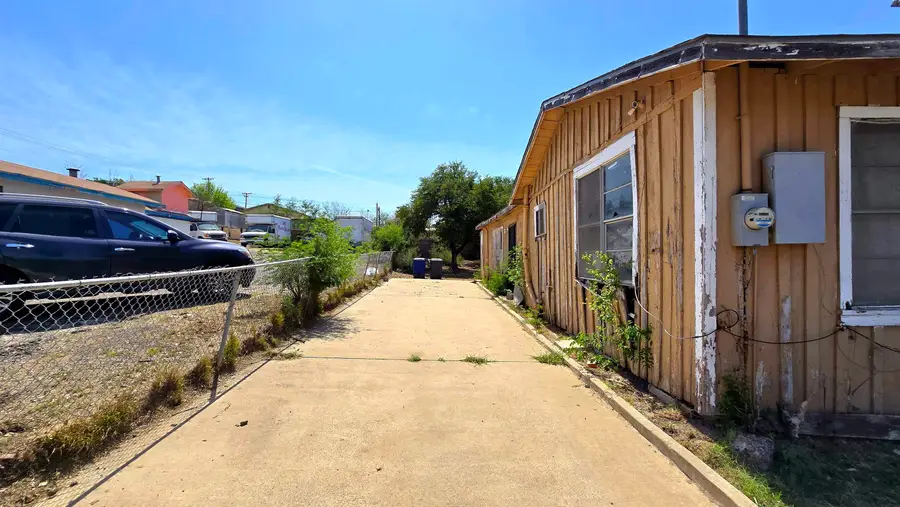 605 Lyon St, Laredo, TX 78040-5249 - #3