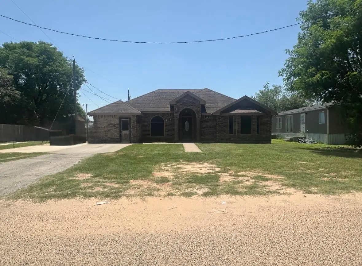 1407 N Cedar Ave, Hebbronville, TX 78361 - #1