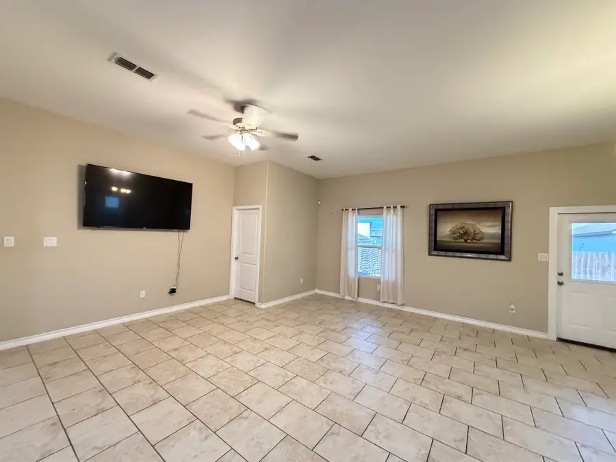 5421 Encanto Dr., Laredo, TX 78046 - #3