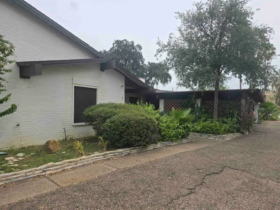 2 McPherson Dr, Laredo, TX 78041 - #3