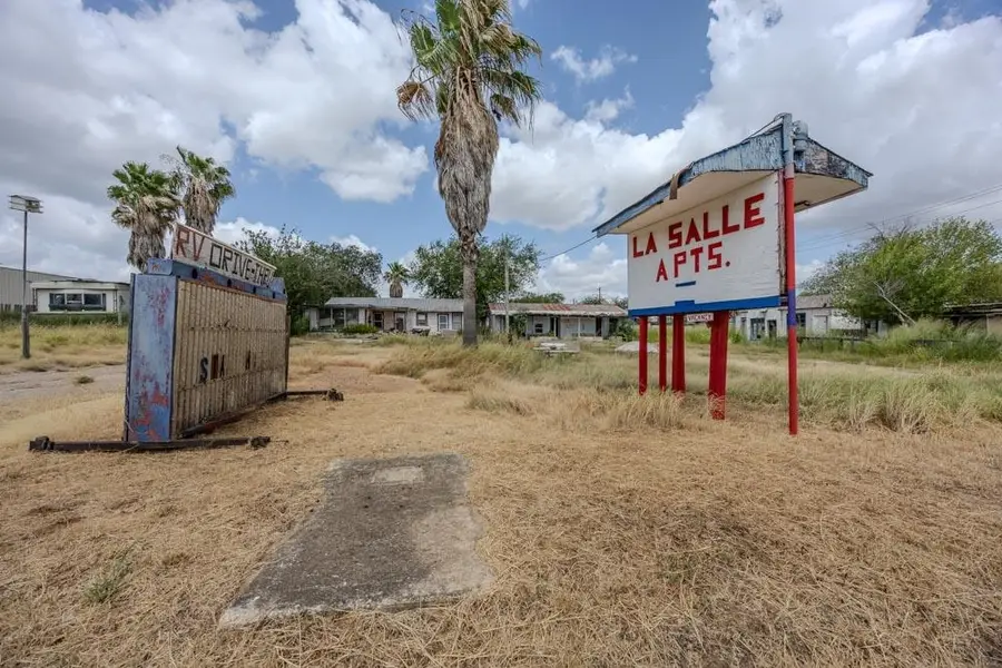 601 N Main St, Cotulla, TX 78014 - #3