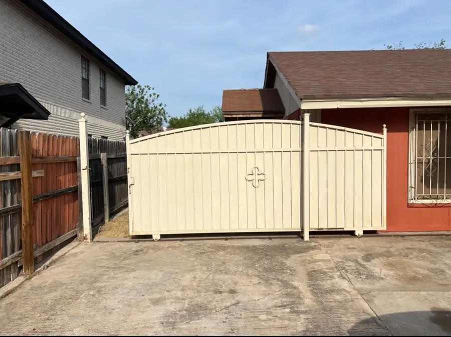 211 Rio Bravo Dr, Laredo, TX 78041 - #3