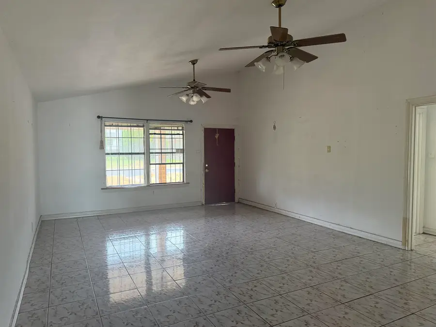 2401 E Plum St, Laredo, TX 78043 - #3