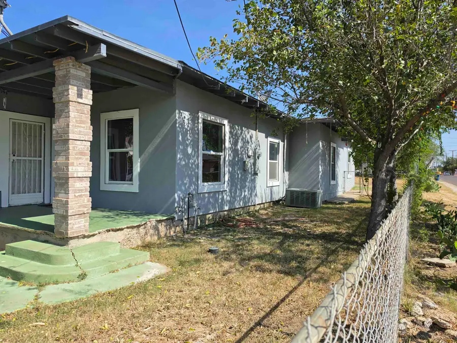 820 Stewart St, Laredo, TX 78040 - #2