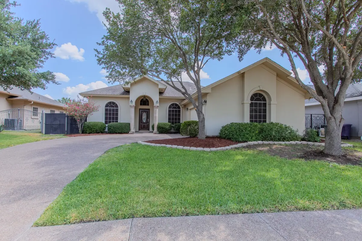3811 Copper Bend Dr, Laredo, TX 78045 - #1