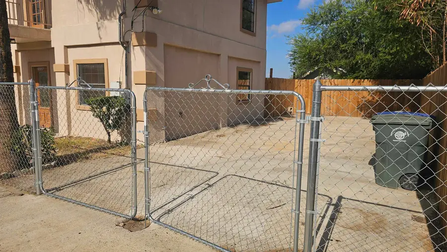 3220 San Salvador St, Laredo, TX 78046 - #2