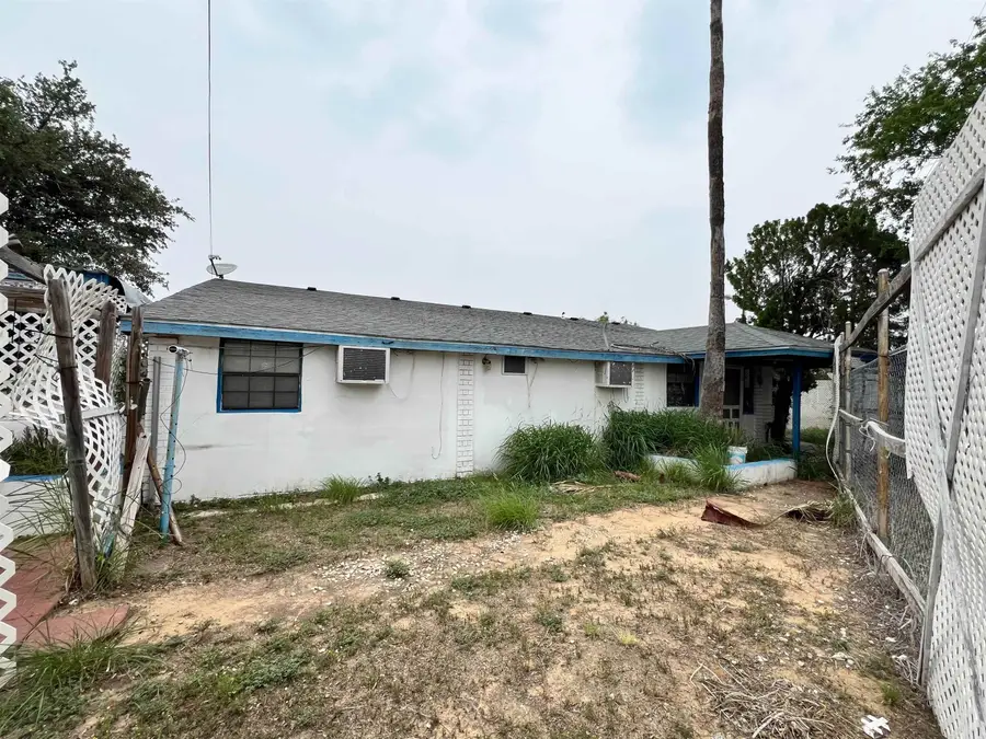 248 E Park Dr, Zapata, TX 78076 - #2