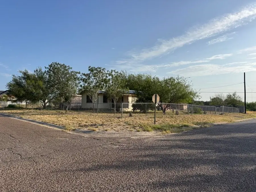 802 Fresno St., Zapata, TX 78076 - #2