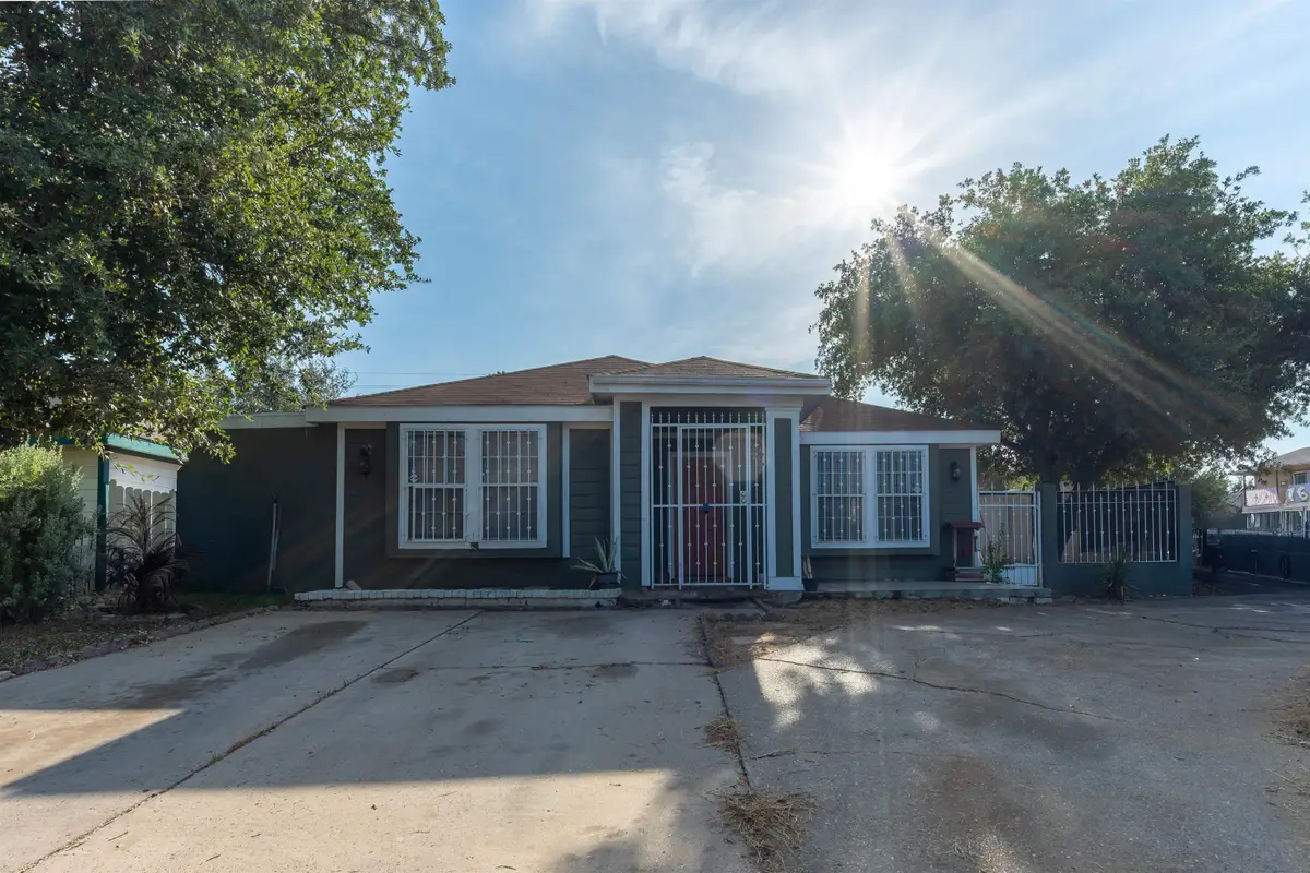 1221 Eisenhower Dr, Laredo, TX 78046-5901 - #1