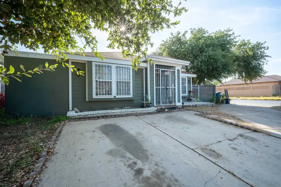 1221 Eisenhower Dr, Laredo, TX 78046-5901 - #2