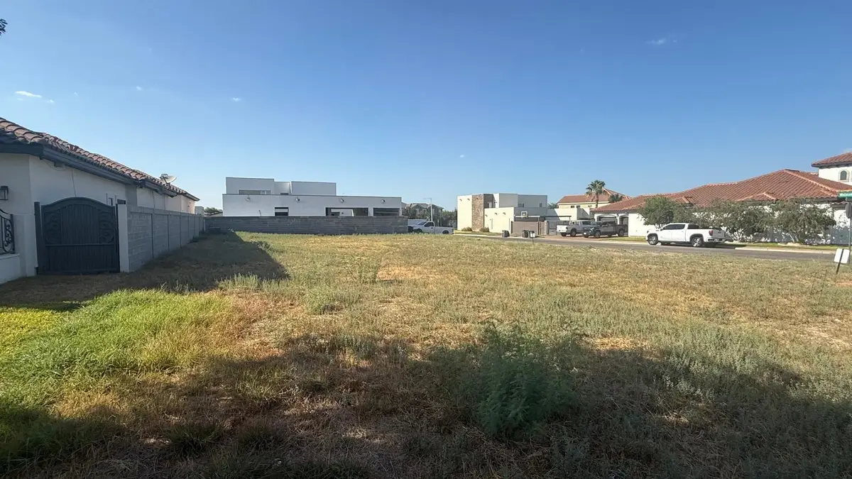 2920 Dickinson Dr, Laredo, TX 78041 - #1