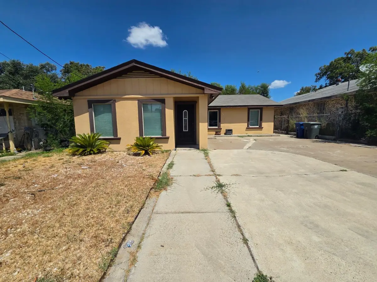 418 E Walnut St, Laredo, TX 78041 - #1