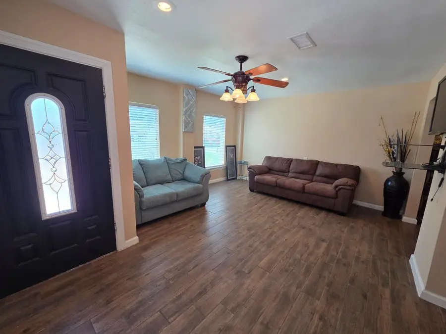 418 E Walnut St, Laredo, TX 78041 - #2