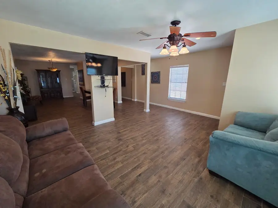 418 E Walnut St, Laredo, TX 78041 - #3