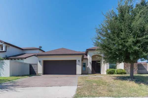 104 Chisos Oak Dr, Laredo, TX 78045-6854