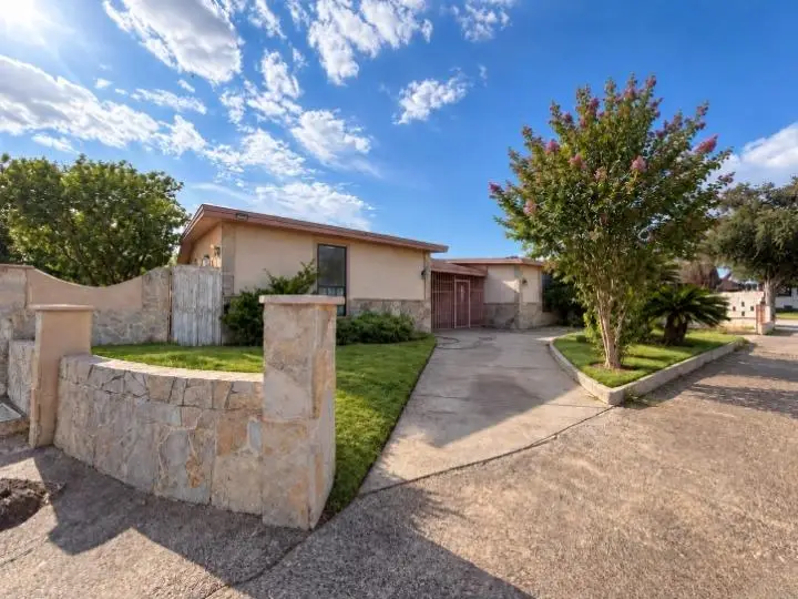 210 Daisy Ln, Laredo, TX 78046 - #2