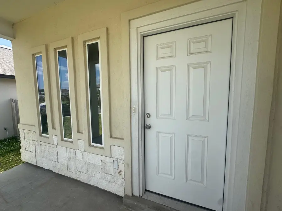 4206 Gavilan Dr., Laredo, TX 78046 - #3