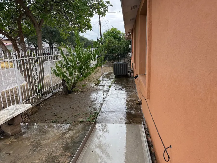 1119 1/2 E Plum St, Laredo, TX 78040 - #2