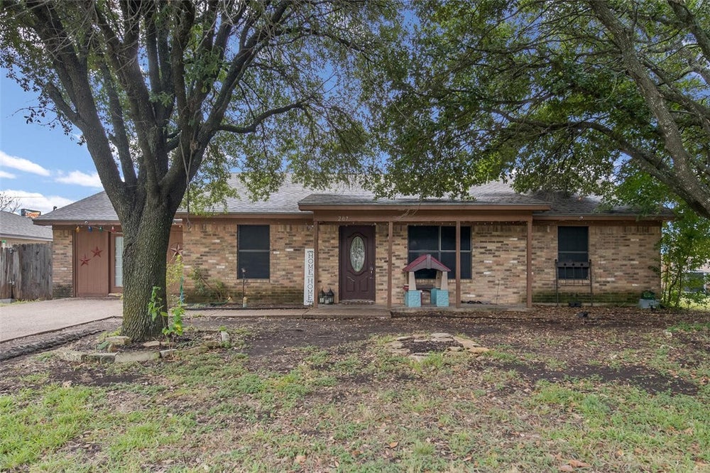 207 Lee Lane, Lorena, TX 76655 BHGRE