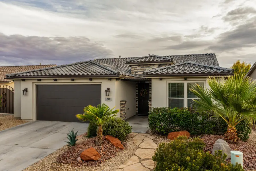233 W Green Jade Dr, Washington, UT 84780 - Image #2