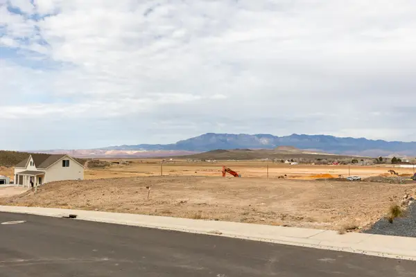 1014 W Rockview Dr, Hurricane, UT 84737