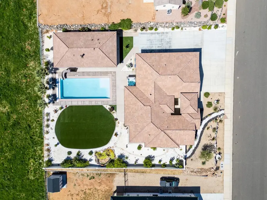 323 W Center St, Toquerville, UT 84774 - #2