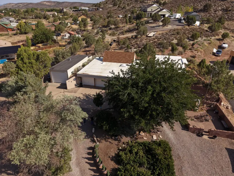 1122 W Diamond Valley Dr, Saint George, UT 84770 - #3