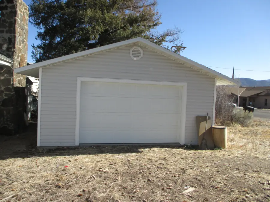 76 W Center St, Hatch, UT 84735 - #3