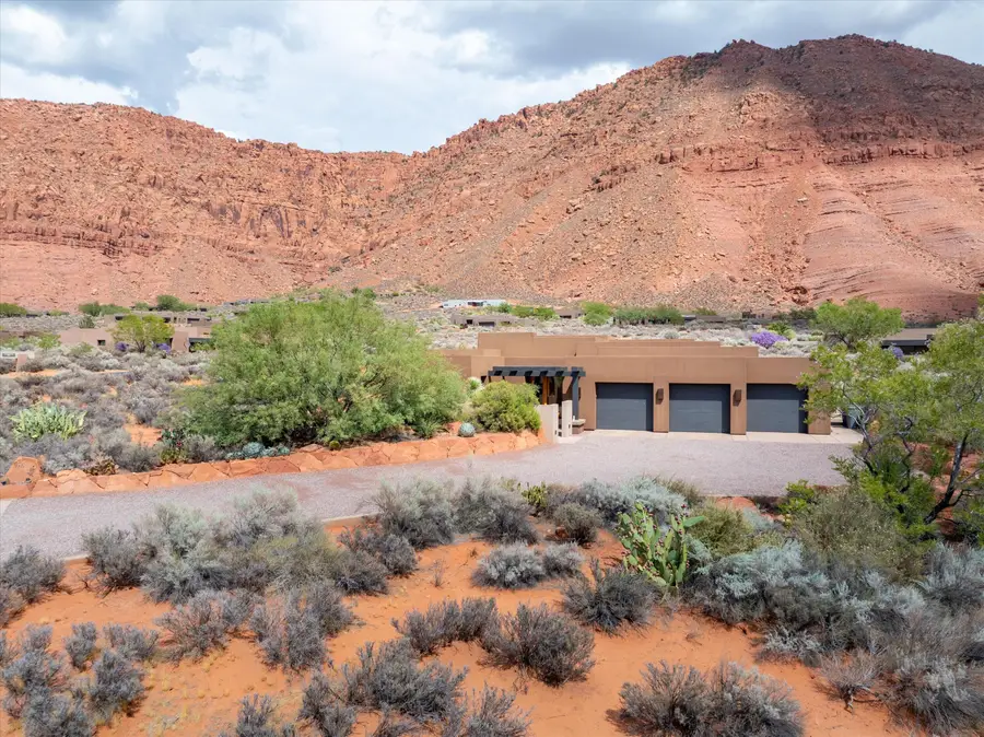 986 N Paiute Dr, Ivins, UT 84738 - #2