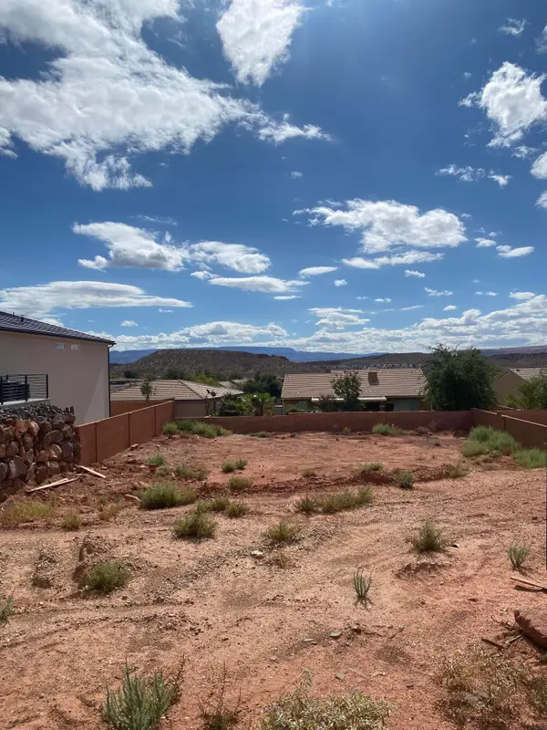 N Leora Dr, Washington, UT 84780
