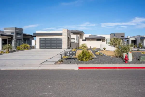 1490 W Torrey Pines Rd, Hurricane, UT 84737